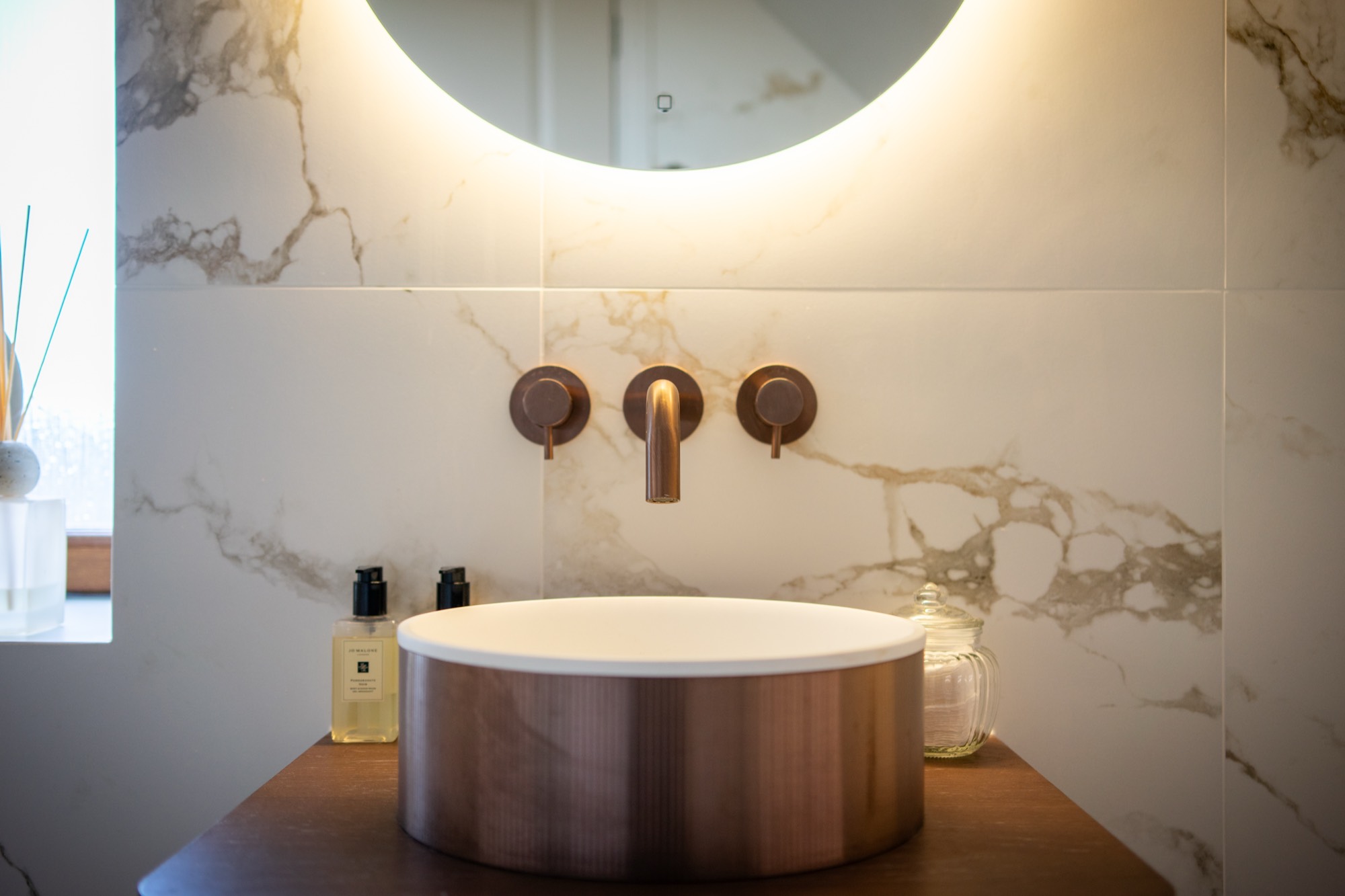 The marble en suite of the Leaf Room at Warren House