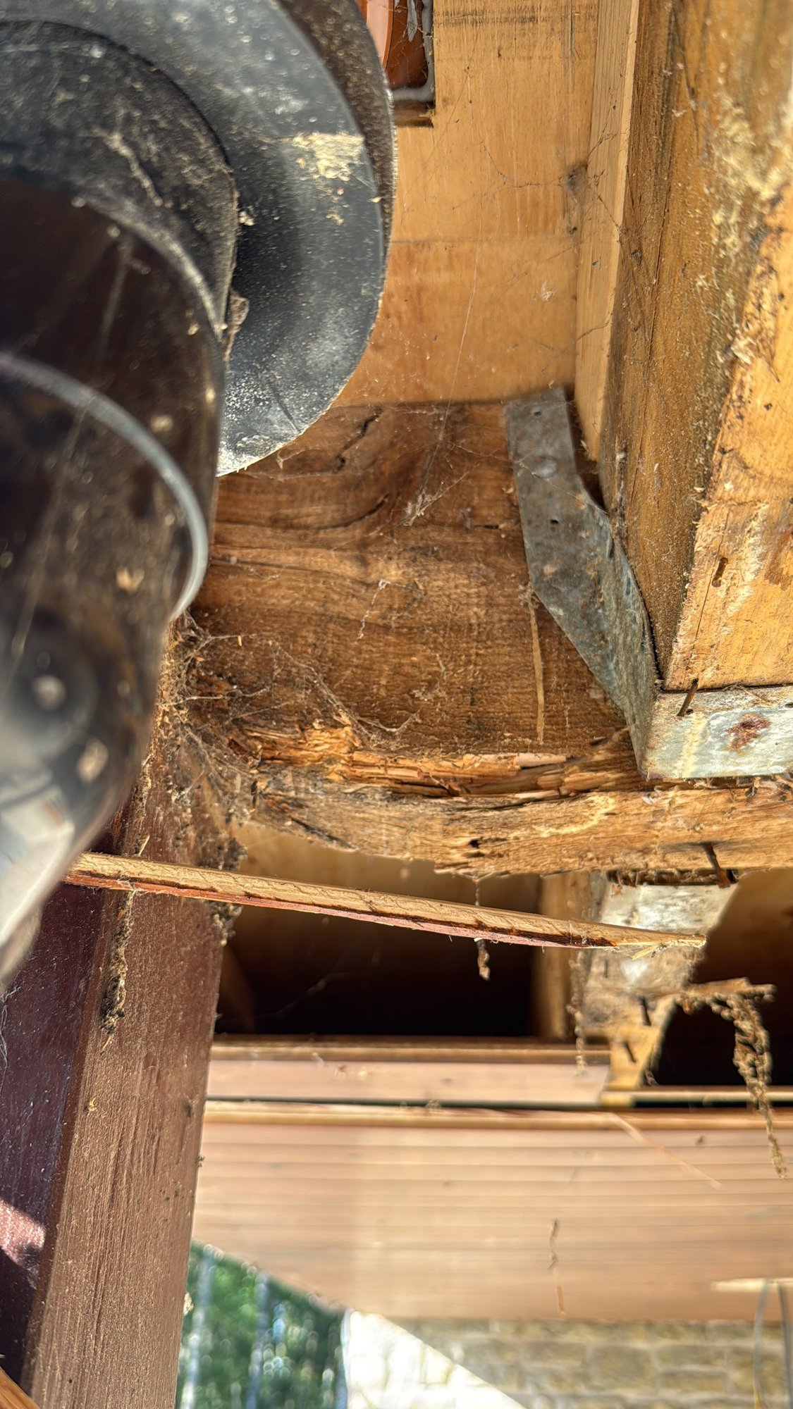 Found supporting beam crack