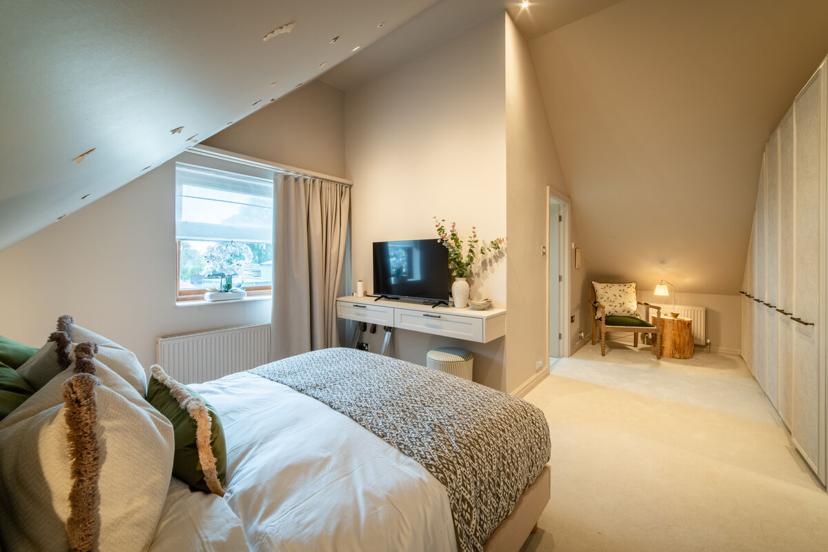 Starlight Suite showing TV, desk area and reading corner