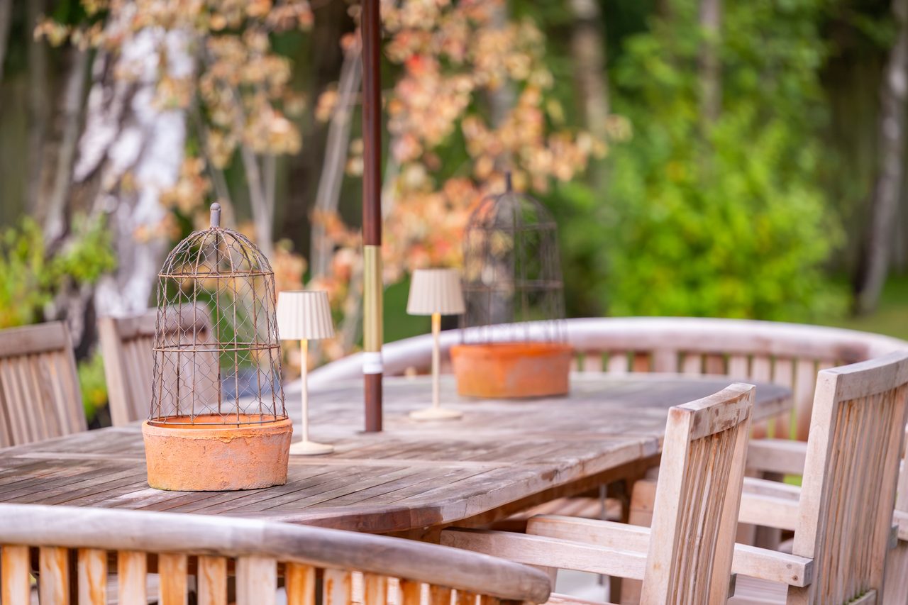 The hot tub and gardens at Warren House